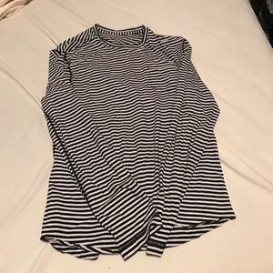 Men's lululemon long sleeve shirt (size M)