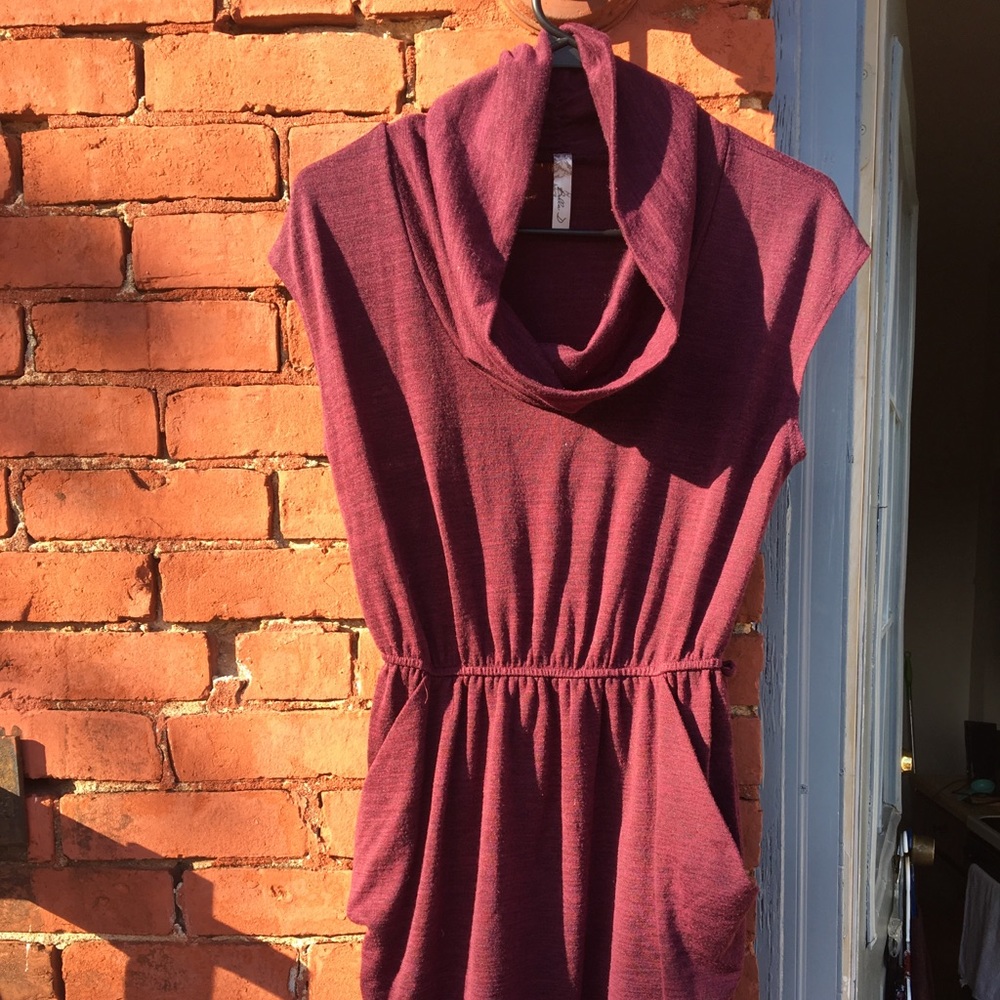 Comfortable maroon dress w pockets
