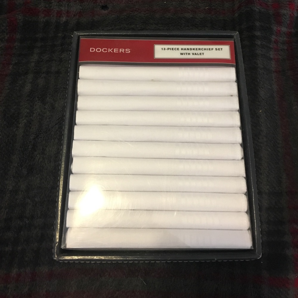 Dockers 13-piece handkerchief set with valet
