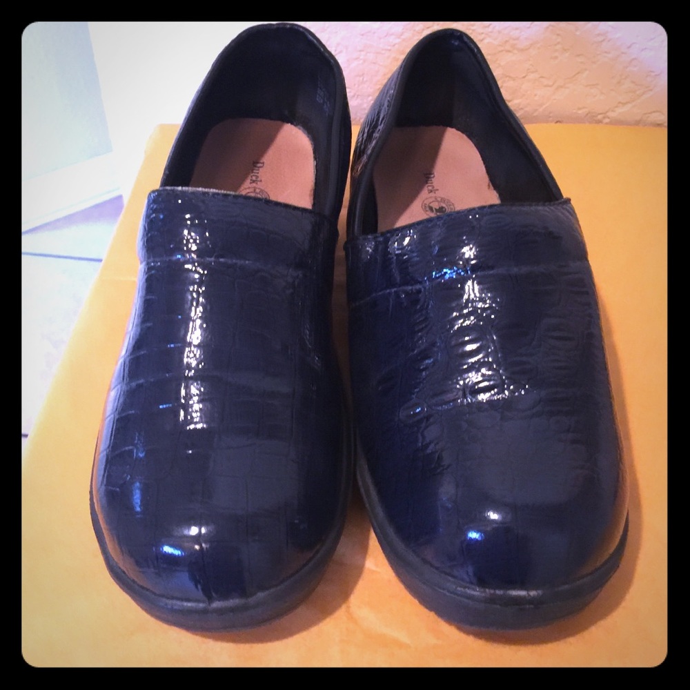 Navy Blue Duck Head Nursing Shoes - size 7M