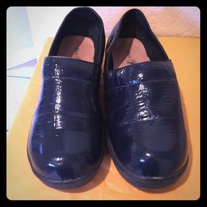 Navy Blue Duck Head Nursing Shoes - size 7M