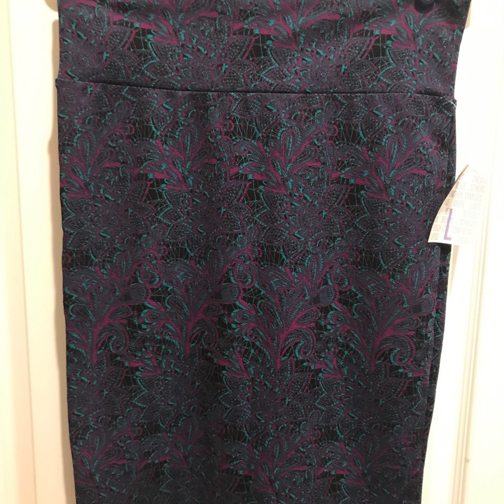 Lularoe BNWT blk/ magenta floral Cassie
