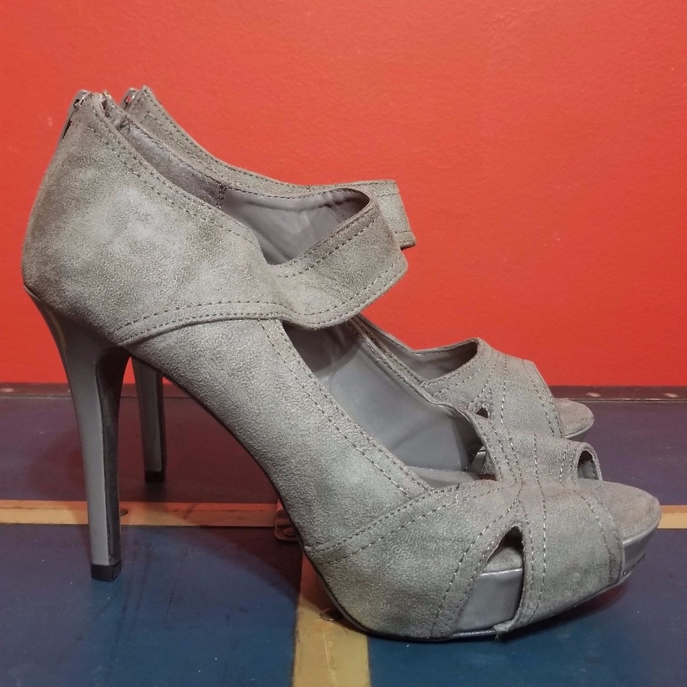 🔥FINAL PRICE 🔥Charlotte Russe Gray Suede Heels