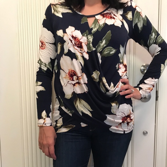 🔺LAST ONE! (L) 🔺Cross layered navy floral top - Picture 3 of 7