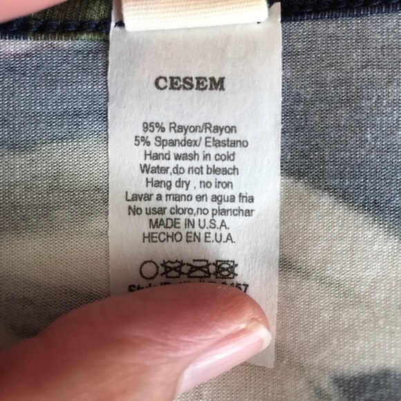 🔺LAST ONE! (L) 🔺Cross layered navy floral top - Picture 4 of 7