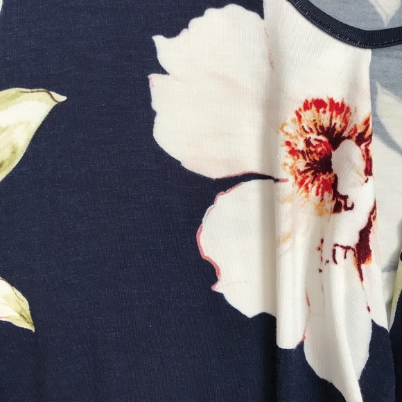 🔺LAST ONE! (L) 🔺Cross layered navy floral top - Picture 5 of 7