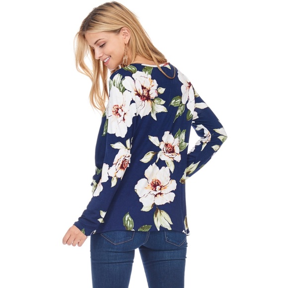 🔺LAST ONE! (L) 🔺Cross layered navy floral top - Picture 7 of 7