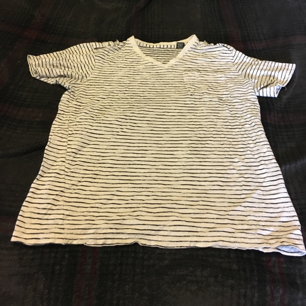 T-shirt v neck
