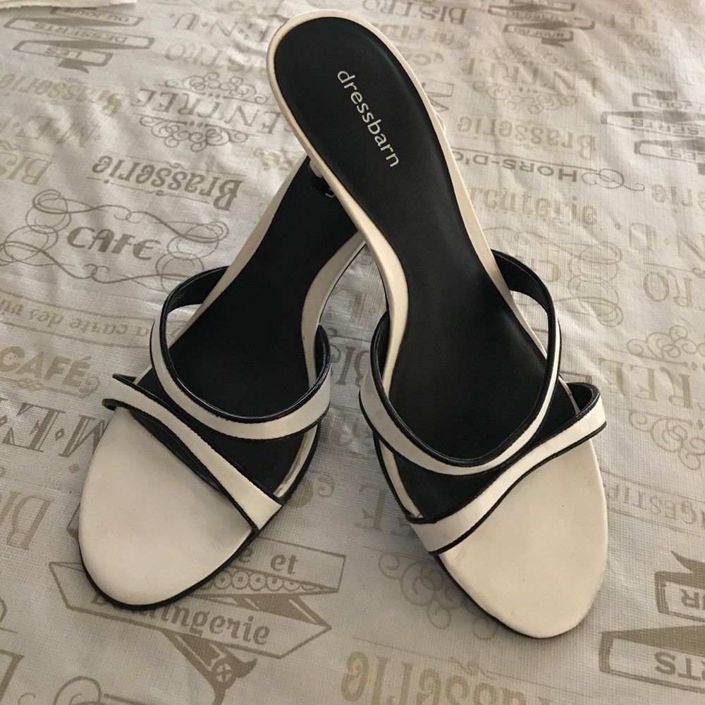 Black/White patent leather sandals