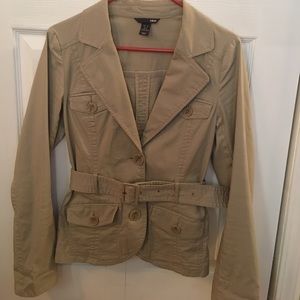 🔵 Fitted short trench style jacket