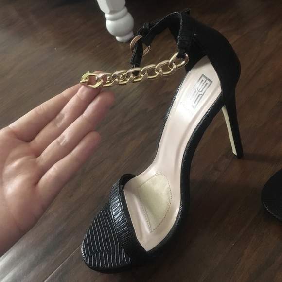 Black Pumps - Picture 3 of 4