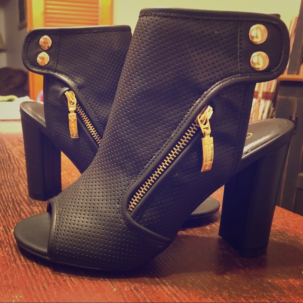 Guess Fennette Cutout Booties