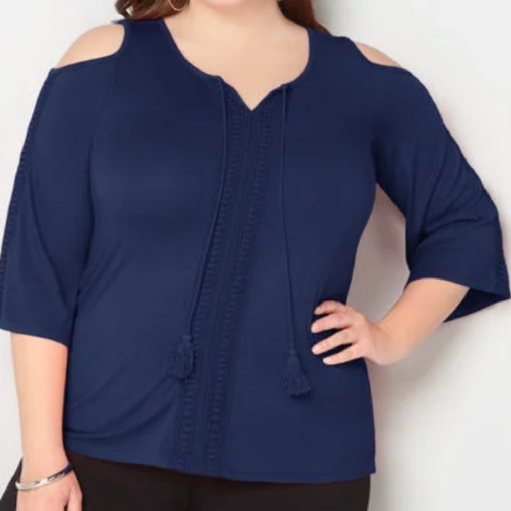 Avenue navy crochet cold shoulder top size 18/20