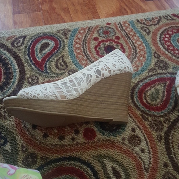 shoes - Picture 2 of 5