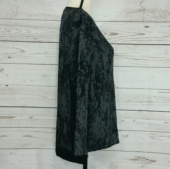 Kensie Abstract Hi-Low Long Sleeve Zipper Blouse - Picture 3 of 8