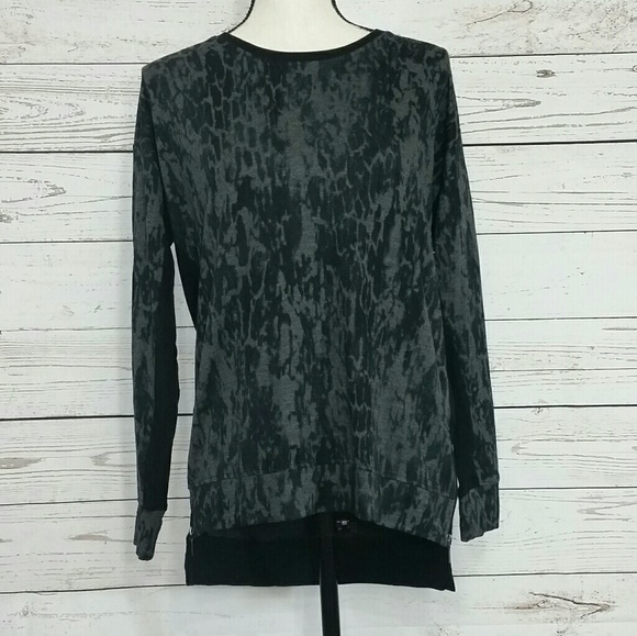 Kensie Abstract Hi-Low Long Sleeve Zipper Blouse - Picture 2 of 8