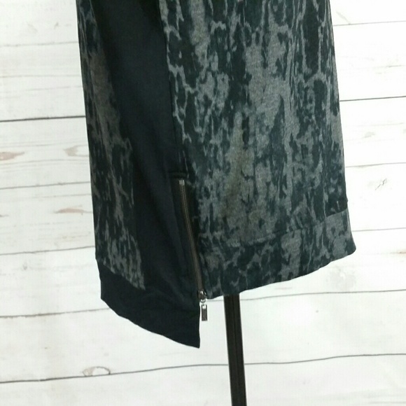 Kensie Abstract Hi-Low Long Sleeve Zipper Blouse - Picture 4 of 8