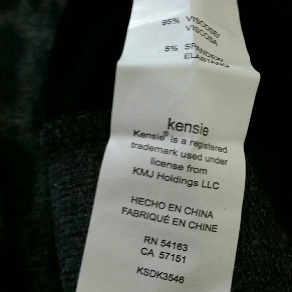 Kensie Abstract Hi-Low Long Sleeve Zipper Blouse - Picture 7 of 8