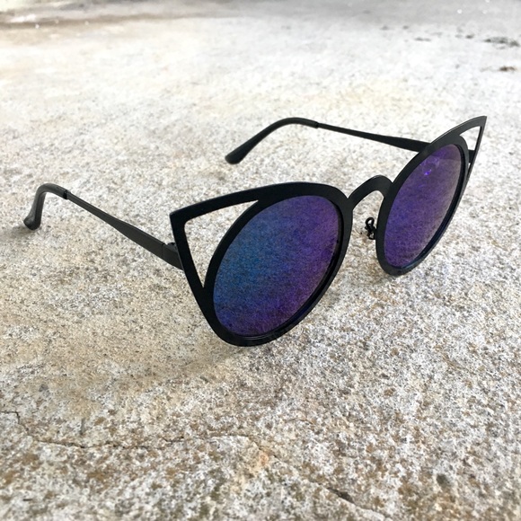 Accessories - SUPER CUTE CAT EYE MIRROR SHADES SUNGLASSES