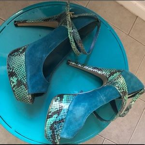Bakers Teal Velvet and Snakeskin Pump size 9