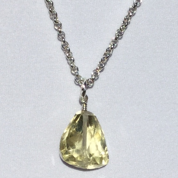 Jewelry - Stylish Quartz Pendant Necklace!