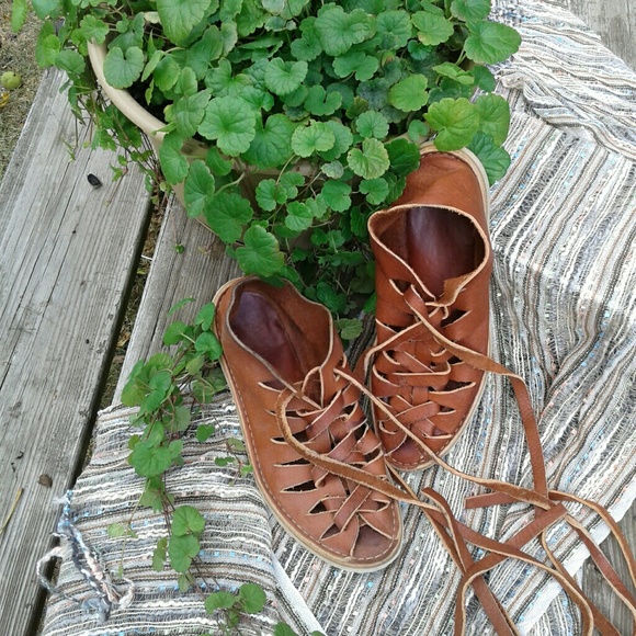 Leather high-tie sandals. - Picture 1 of 3