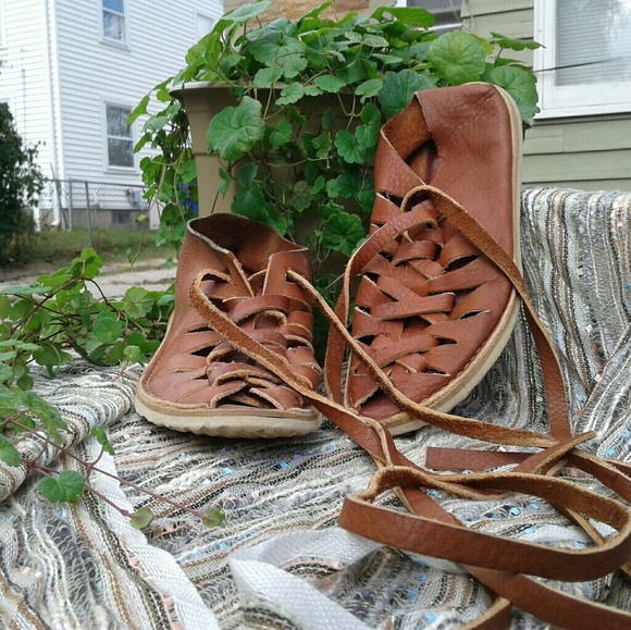 Leather high-tie sandals. - Picture 2 of 3