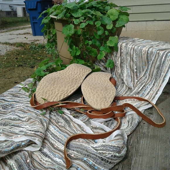 Leather high-tie sandals. - Picture 3 of 3