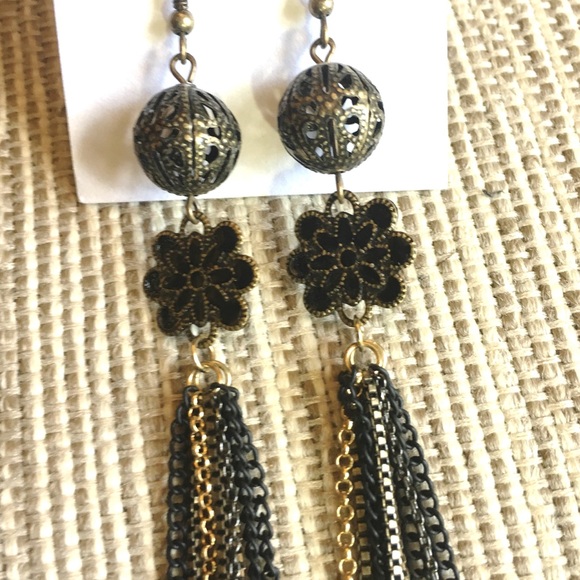 Black & Gold dangle earrings - Picture 3 of 3