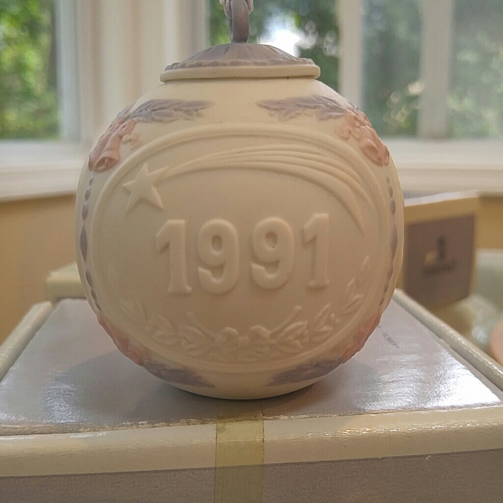 Llardo 1991 Christmas Ball ornament.