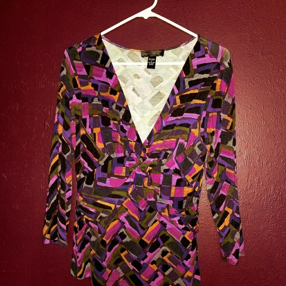 Colorful v-neck long sleeve shirt.