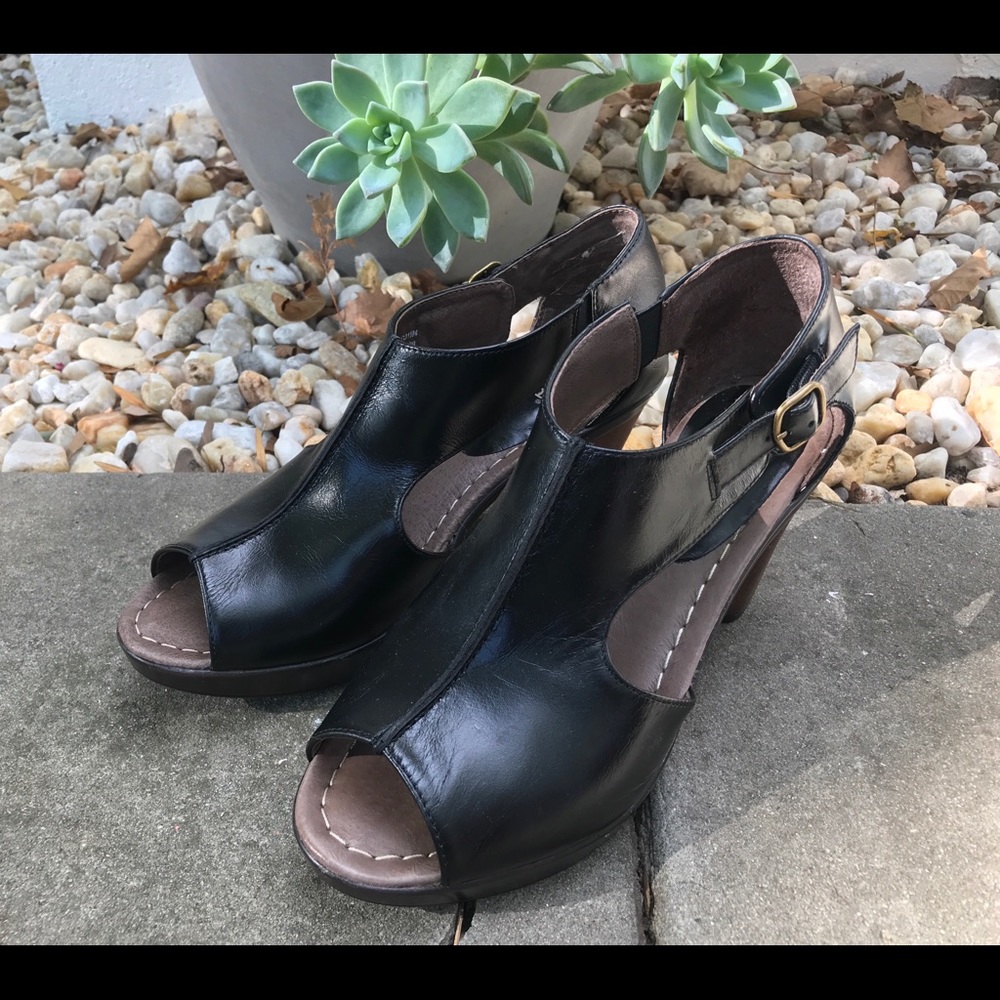 Leather cutout sandal