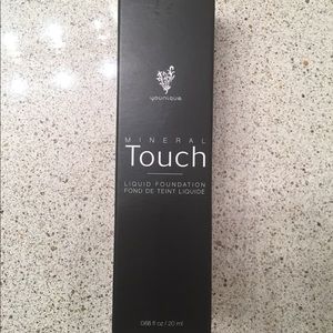 Velour Younique Foundation