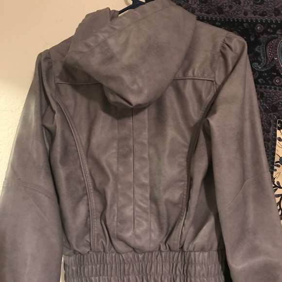 Leather jacket - Picture 2 of 3