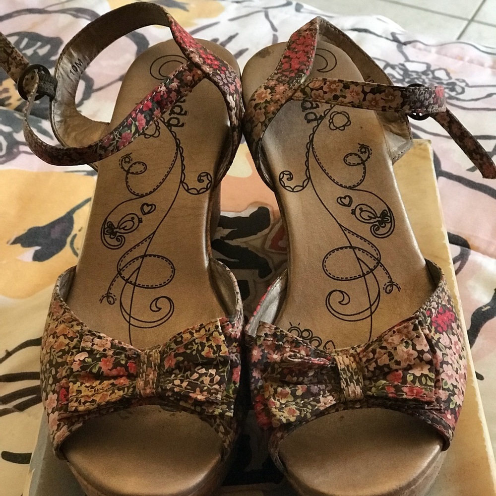 multicolored platform - Picture 2 of 2