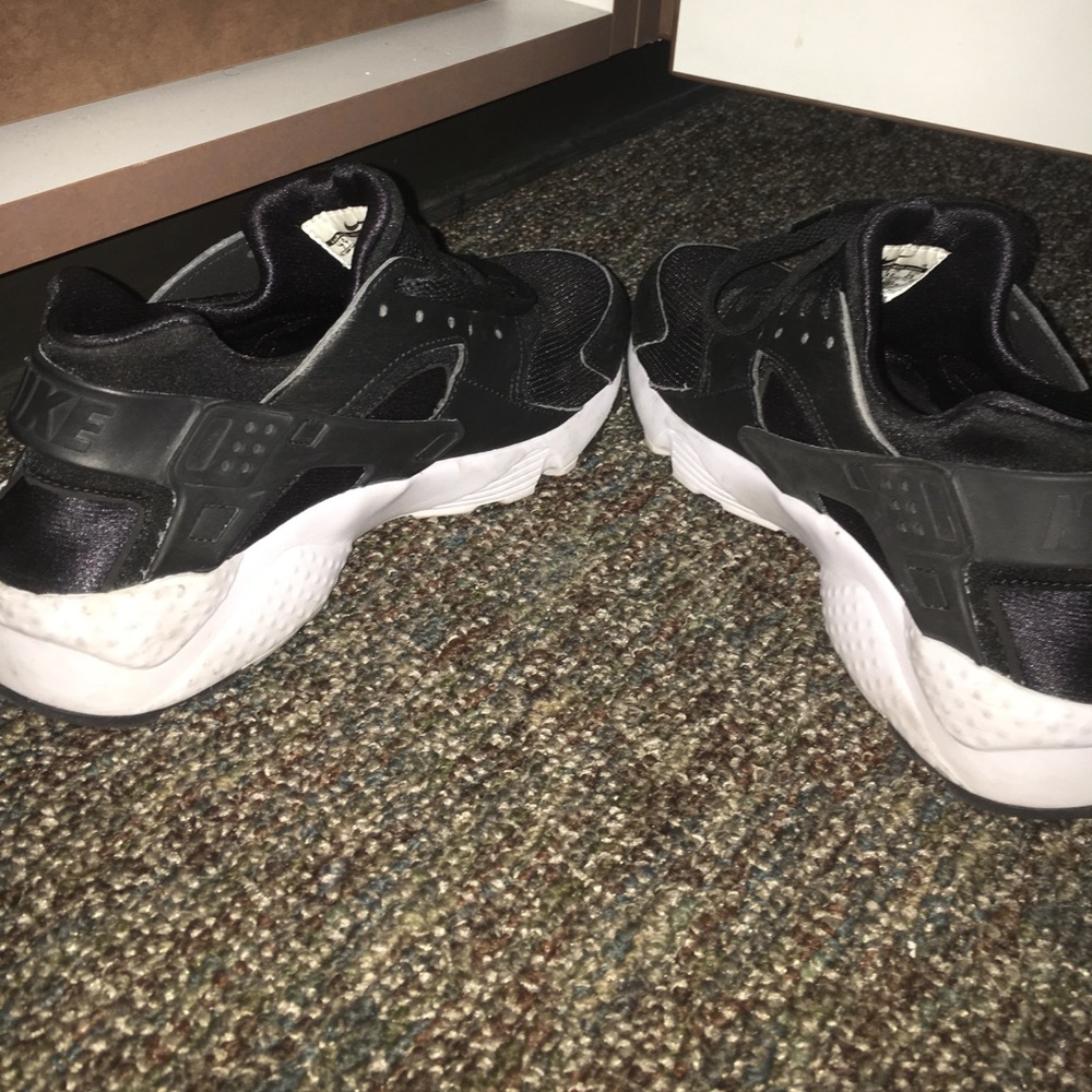 *SOLD* Black / White Nike Huarache