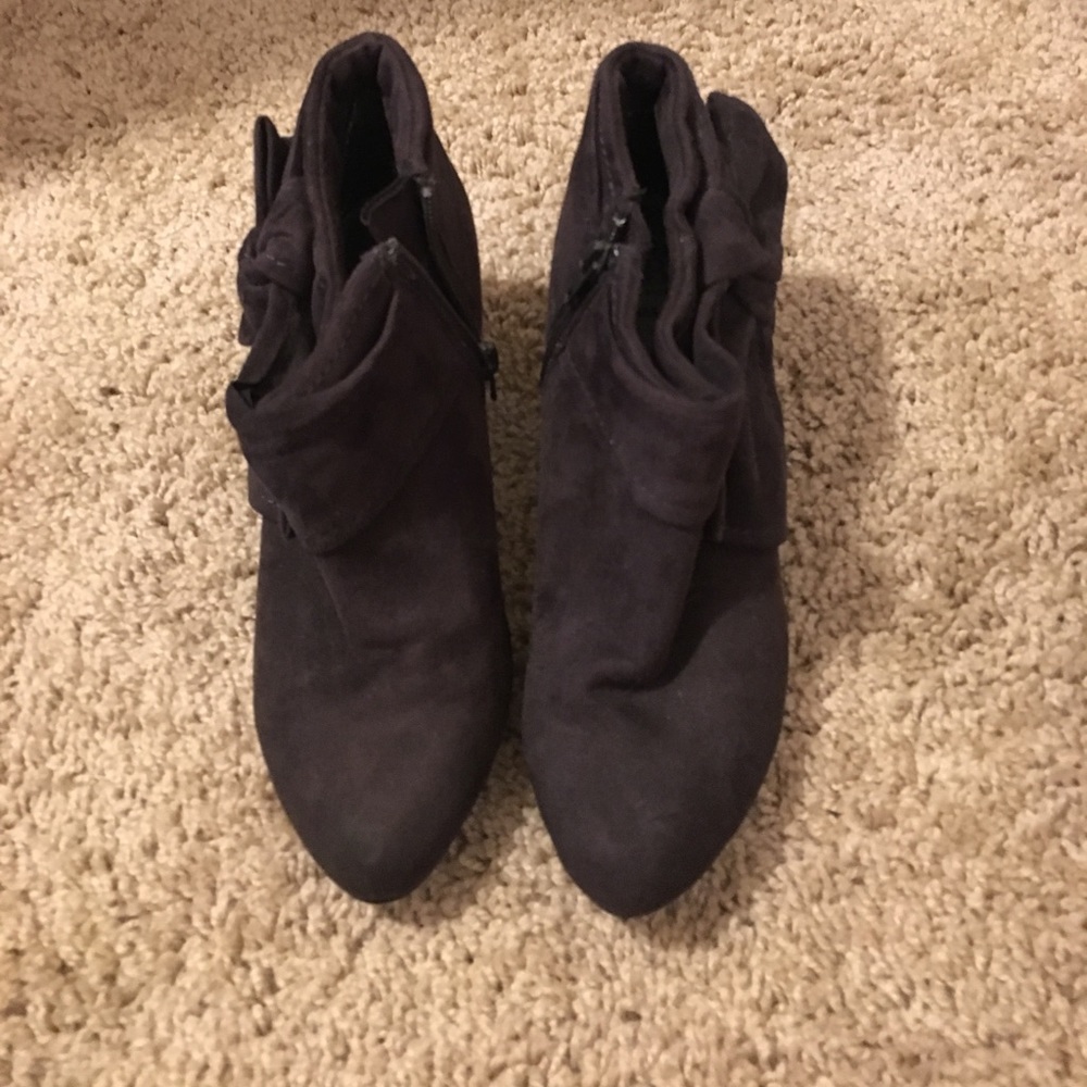 Gray Heels - Picture 2 of 2