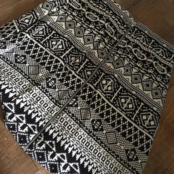 Black patterned skirt - Picture 2 of 2