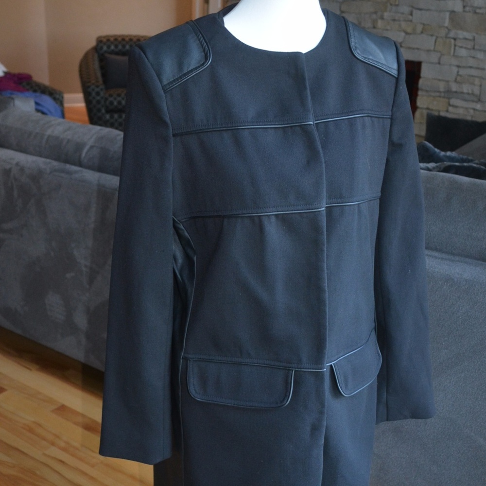 BEBE BLACK KNEE LENGTH COAT
