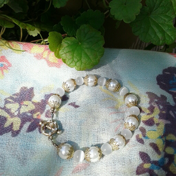 White & gold fuax pearl bracelet - Picture 1 of 2