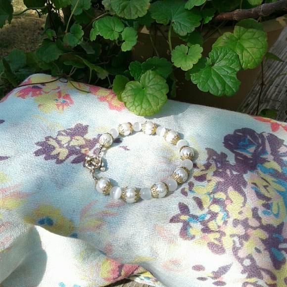 White & gold fuax pearl bracelet - Picture 2 of 2