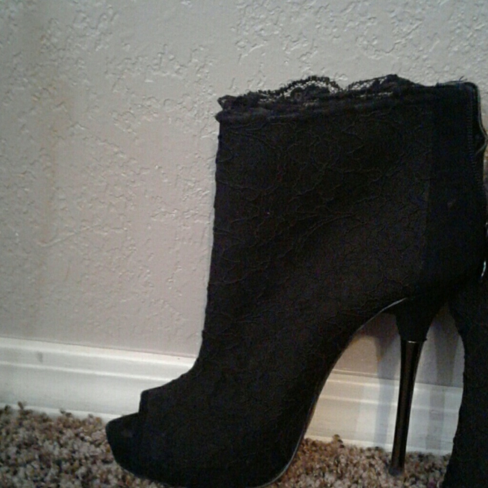 Shoes - Picture 2 of 2