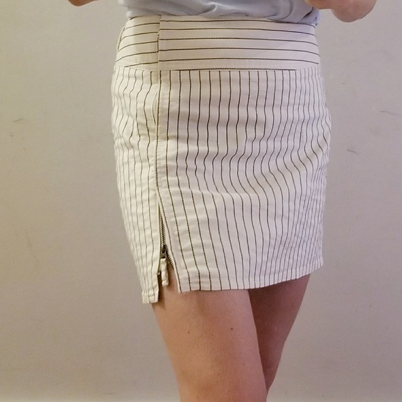 Pinstriped mini skirt - Picture 3 of 3