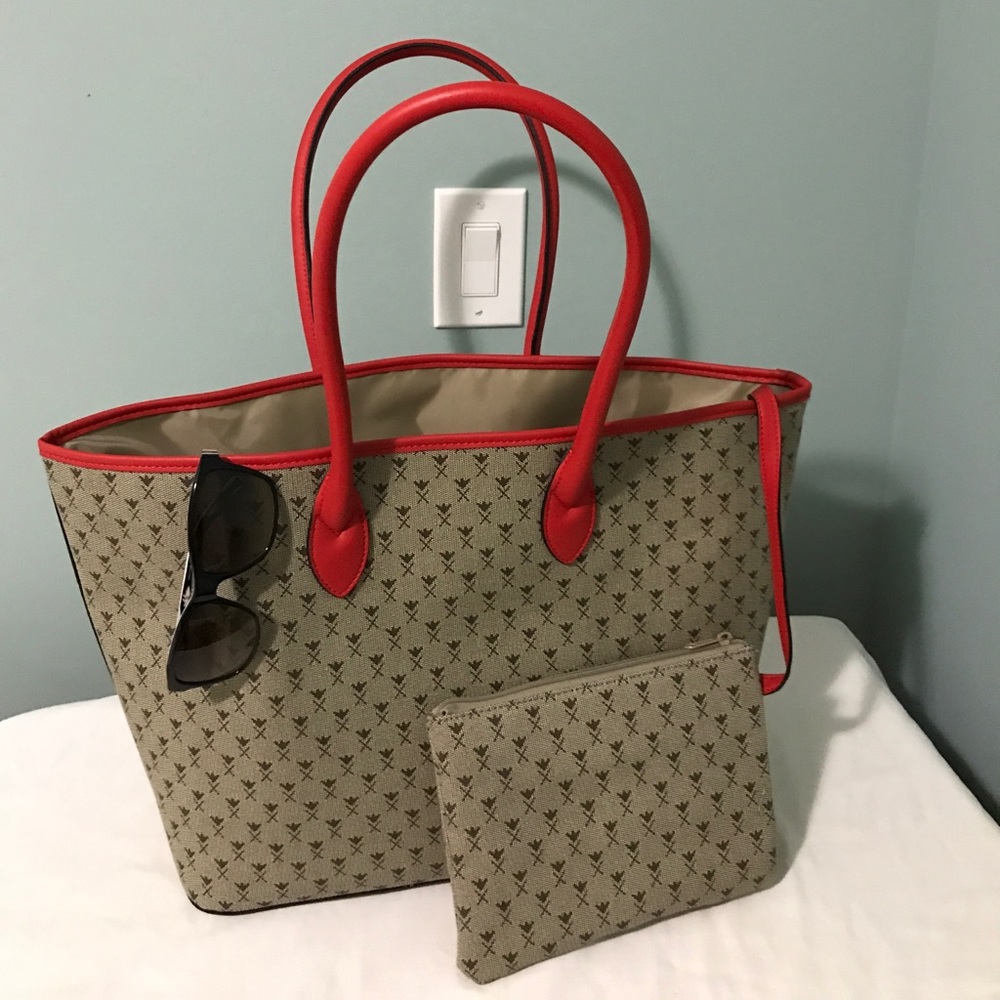 Large spacious bag with attached wristlet - Picture 3 of 3