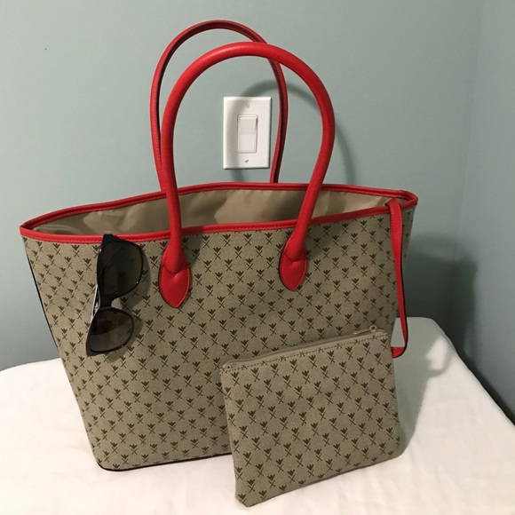 Large spacious bag with attached wristlet - Picture 3 of 3