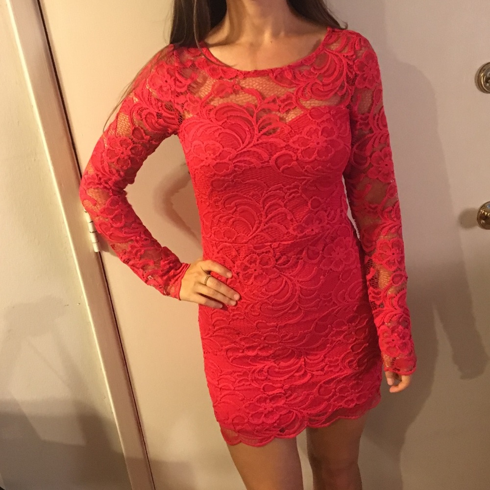 Bright red lacy dress 💃🏻