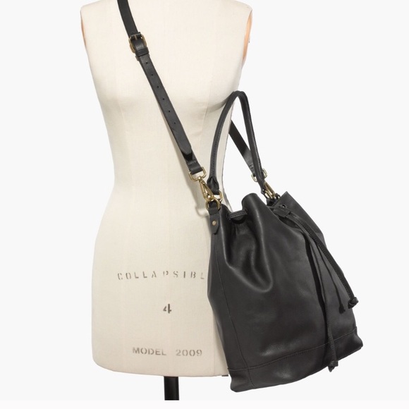 Madewell Handbags - Madewell true black Lafayette bucket bag