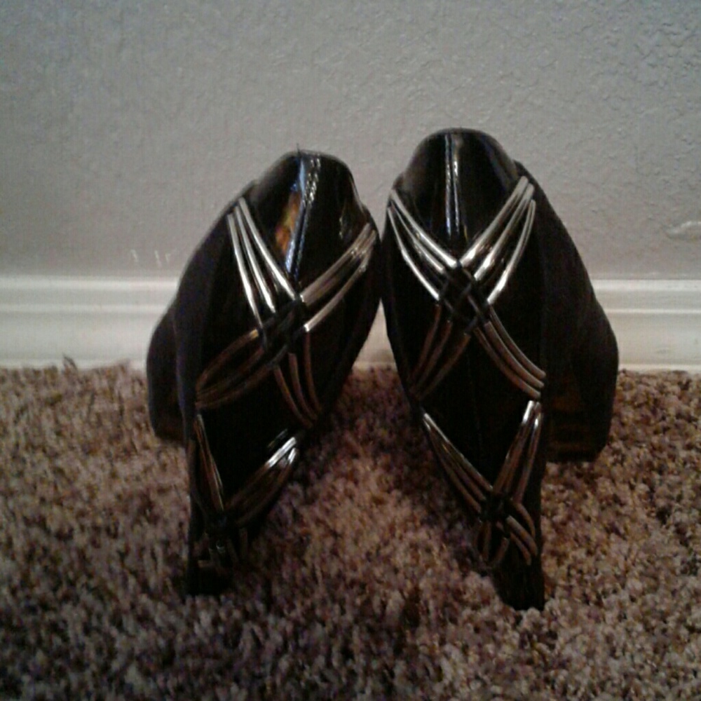 Heels - Picture 3 of 3