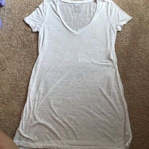 American eagle white v neck