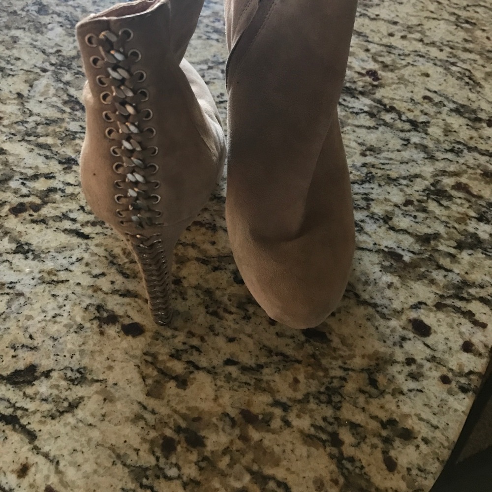 FINAL PRICE Vince Camuto Tan Suede Booties